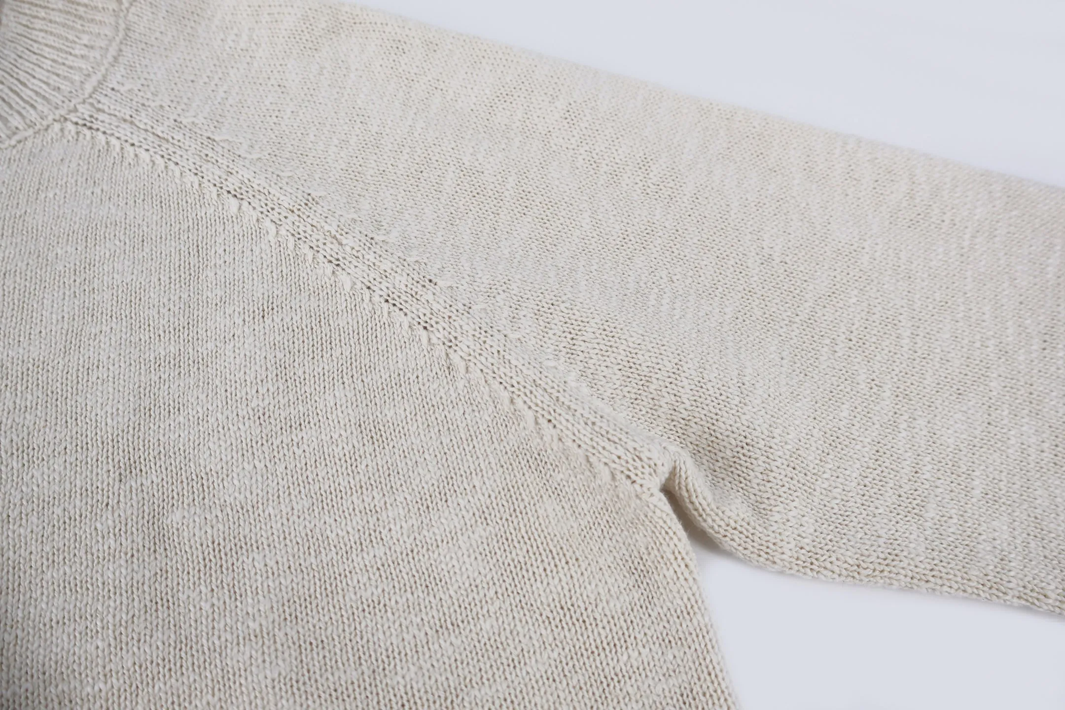 P460 Stone Island Stone Island embroidered sweater (apricot). The original version was purchased and developed for 4,050 yuan. It is woven with yarn knitted from 58% wool and 42% nylon. The classic navy blue tone outlines a simple silhouette, and the raglan sleeve design takes into account both wearing comfort and the beauty of the shoulder line. The white embroidered brand logo and starburst pattern on the chest form a visual highlight, and the delicate stitching shows the craftsmanship. The selected knitted fabric is soft and skin-friendly, and the ribbed collar, cuffs and hem enhance the stiffness of the silhouette. Whether worn alone or layered, you can easily create a daily look that combines functionality and style. Size:S-M-L